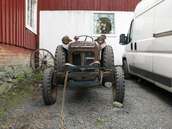 0070_Old_tractor.jpg