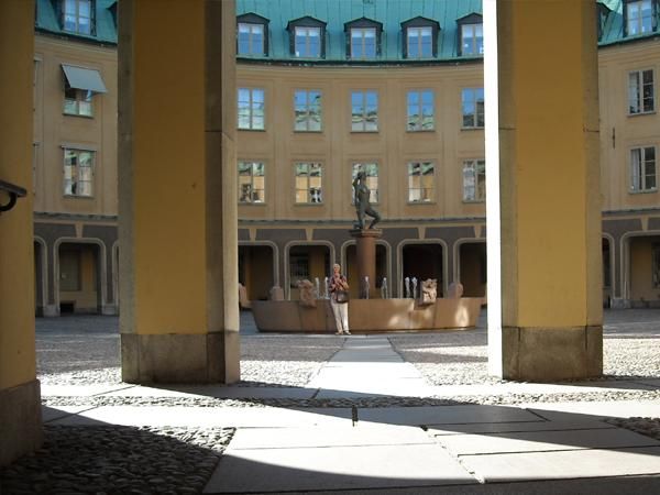 50_Gamla_Stan_fountain_yard.jpg