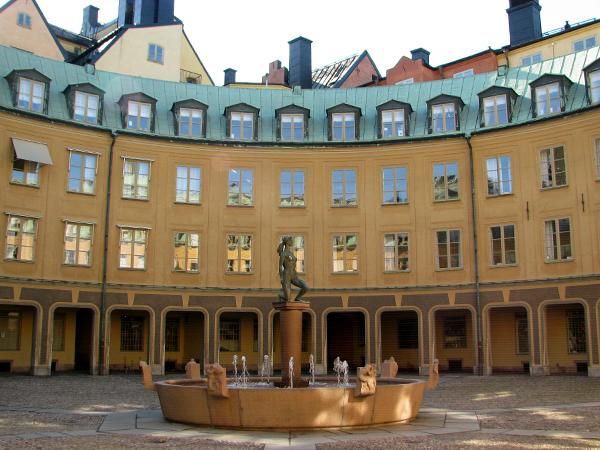 51_Gamla_Stan_fountain_yard.jpg